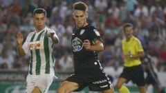 Pedraza conduce el bal�n ante uno de los rivales del C�rdoba en el estadio andaluz