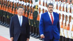 Xi Jinping y Nicolás Maduro pasan revista a las tropas en Pekín.