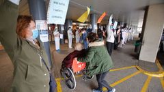 Protesta de trabajadores sanitarios en la entrada del Hospital Montecelo de Pontevedra