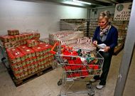 Entidades como el Club de Leones reparten miles de kilos de comida entre cientos de familias.