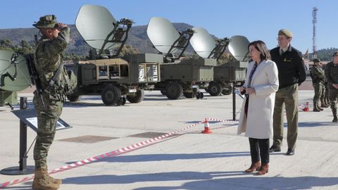 Margarita Robles, ministra de Defensa, asiste a un encuentro con marines.