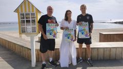 La alcaldesa de Burela, Carmela L�pez, en el centro, con el concejal de Deportes y un t�cnico, presentando la programaci�n