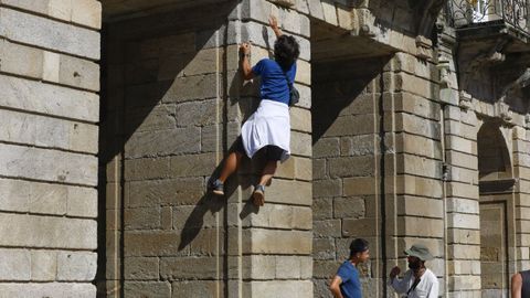 Peregrino escalando un tramo de la fachada del Pazo de Raxoi, en una imagen de archivo