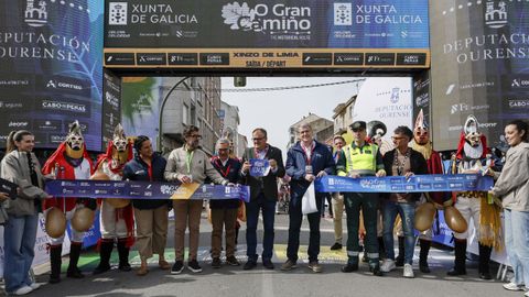 Los representantes institucionales acompa�adas de las pantallas de Xinzo en la inauguraci�n de la etapa de O Gran Cami�o