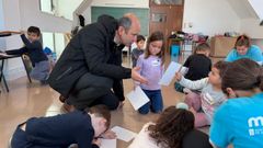 El concejal de Servizos Sociais, Vicente Mari�o, visit� a los ni�os que participan en el programa de conciliaci�n navide�o de Ribeira

