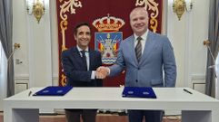 El alcalde de Ferrol, Jos� Manuel Rey Varela, y el de Galati (Ruman�a), Ionut-Florin Pucheanu, durante la firma del convenio para establecer la colaboraci�n entre ambos municipios.