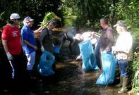 Los pescadores recogieron en la primera jornada cien kilos de basura del r�o Furelos. 