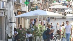 Gran ambiente en una calle de terrazas en Ferrol