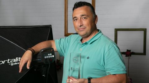 El fotgrafo Too Villar, con un premio recibido en el 2020.