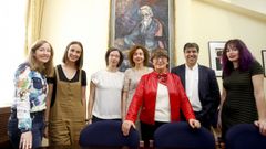 Margarita Santos Zas, con chaqueta roja, con componentes del Grupo de Investigaci�n Valle-Incl�n de la USC: Carmen V�lchez, Adriana Abalo, Rosario Mascato, Sandra Dom�nguez, Xaqu�n N��ez Sabar�s y Alba Alonso (de izquierda a derecha)