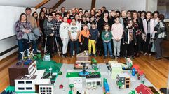 Alumnos, padres y profesores de As G�ndaras ense�ando la maqueta de Lugo en el Museo Provincial.