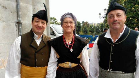 A por el bollo vestidos con el traje regional