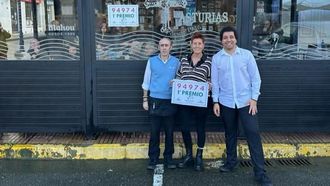 Amalia Gil, propietaria del bar Asturias, en el centro, con uno de los premios de lotera que ha dado