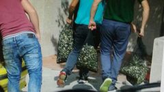 Fotograf�a de la Polic�a Auton�mica en la que se ven a varios furtivos llevando el marisco