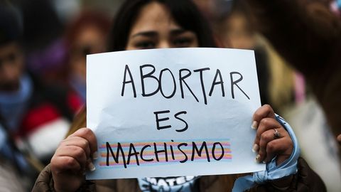 Manifestantes proabortistas y contrarios a la legalizaci�n se manifestaron frente al Parlamento de Buenos Aires durante el debate del proyecto del ley