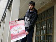 Bern�rdez firma el cartel de este a�o del entroido de Xinzo. 
