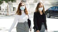 La exasesora de Podemos Dina Bousselham (izquierda), a su llegada a la Audiencia Nacional, en una imagen de archivo.