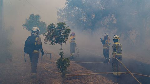 Un incendio mantiene en alerta O Cumial y Seixalbo (Ourense).