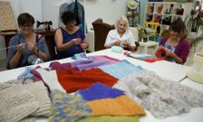 Laura y Eva Cagiao, ayer, en la mercer�a de la calle Manuel Belando que enviar� las mantas. 