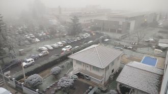 Monforte amaneci con niebla y helada, como se ve en esta foto del aparcamiento del hospital de esta localidad