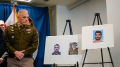 El general Blanchard observa las fotos de los dos agentes heridos y el autor de los disparos , durante la rueda de prensa de la fiscala
