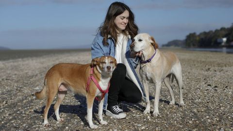 Ant�a Y��ez na praia do Pedrido coas s�as cadelas L�a e Pipa. 