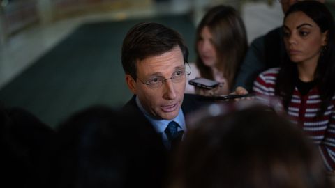 El alcalde de Madrid, atendiendo a los medios de comunicación.