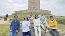 La alcaldesa de A Coru�a, In�s Rey, posa con el cocinero Luis Veira y los presentadores de Masterchef ante la torre de H�rcules