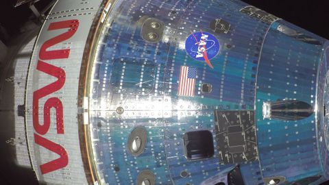 La nave Orion, vista desde una c�mara exterior, de regreso a la Tierra.