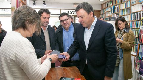 El presidente de la Diputaci&oacute;n, Valent&iacute;n Gonz&aacute;lez Formoso, estren&oacute; su bono comercio en una librer&iacute;a de Noia.