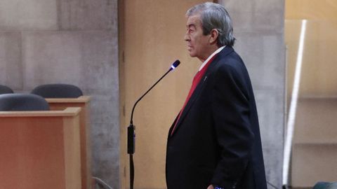 El exvicepresidente del Gobierno y expresidente del Principado, Francisco lvarez-Cascos, se sent en el banquillo de la seccin tercera de la Audiencia Provincial de Oviedo para ser juzgado del delito continuado de apropiacin indebida del que se le acusa por cargar gastos personales a Foro Asturias