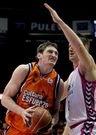 Lischuck trata de superar a Davis, �mvp� del Cajasol.