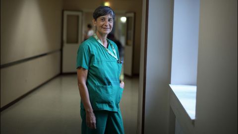 Mariana García, la embrióloga de la unidad de reproducción asistida del Chuac, la primera pública que hubo en Galicia
