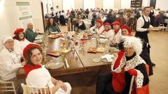 Foto de la cena solidaria de la asociaci�n pobrense contra el c�ncer con baile de disfraces el a�o pasado