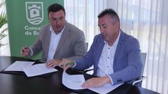 Valent�n Gonz�lez Formoso (izquierda) y Pablo Lago firmaron en la Casa do Concello de Bri�n el convenio para las obras de mejora de un campo de f�tbol