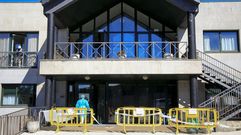 Vallas en la puerta principal de la residencia de la fundaci�n San Rosendo en O Incio cuando el brote permanec�a activo