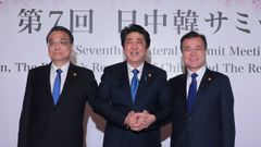 Los primeros ministros de China y Jap�n con el presidente surcoreano en su cumbre de ayer