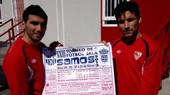 Los jugadores del Sevilla Reyes y Navas con el cartel del marat�n de f�tbol sala de samos