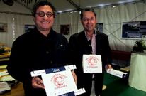 Rosales y P�rez posan con los envases reciclables en los que se servir�n las raciones de marisco.