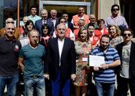 El alcalde de Ver�n y la presidenta de la Cruz Roja, flanqueados por los cuatro voluntarios.