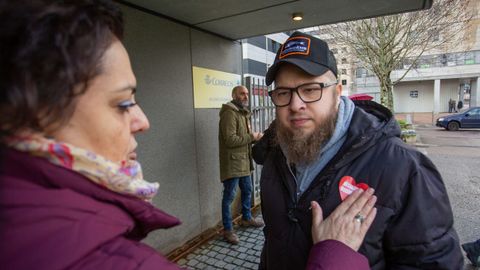 Cristina P�rez, una de las madres, pone una pegatina a una persona en el exterior del edificio administrativo de la Xunta en Pontevedra