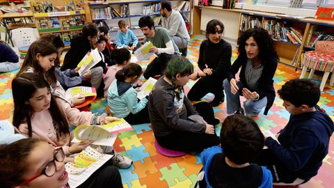 Los fisioterapeutas Xo�n Trigo, Guillermo Bilbao, Eva Solla y Marta Lozano, con escolares de un aula de 4.� de primaria del CEP Campolongo, en Pontevedra