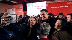 El presidente Pedro S�nchez se hace una foto con algunos de los asistentes al primer gran acto del candidato del PSC a la alcald�a de Barcelona, Jaume Collbon�. 