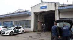 Agentes de la agencia tributaria, aduanas y guardia civil registran las vendedurias de la lonja de Ribeira