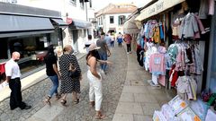 Los establecimientos no pueden abrir en Portugal hasta las once, hora espa�ola