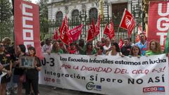Ms de 200 educadoras del ciclo de 0 a 3 aos se han manifestado este viernes en Oviedo