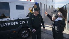 Varias personas increpan al hombre detenido antes de ser trasladado a prisi�n