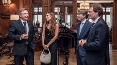 La tradicional cena del D�a del Carmen que organiza el Real Club N�utico reuni� a 200 socios en el primer acto oficial de la nueva directiva y al que acudi� el conselleiro de Facenda, que fue recibido por los responsables del club.