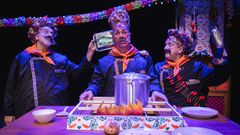 Miembros de Teatro Ghazafelhos durante la representaci�n de la obra