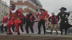 Telmo Mart�n , alcalde de Sanxenxo, lo da todo en el escenario por el entroido